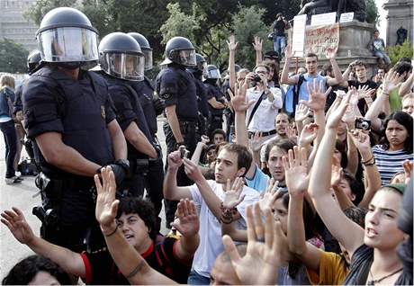 Snmek z 27. kvtna, kdy se demonstranti v Barcelon stetli s polici.