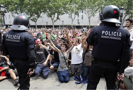 Snmek z 27. kvtna, kdy se demonstranti v Barcelon stetli s polici.