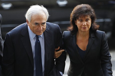 Dominique Strauss-Kahn s manelkou Anne pichz k soudu.