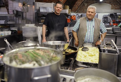 Hostinský Joachim Berger (vpravo) ve své restauraci v Lübecku. Na snímku se synem Christianem 