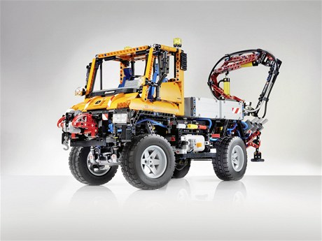 Univerzální vz Unimog se skládá z 2048 komponent stavebnice LEGO.