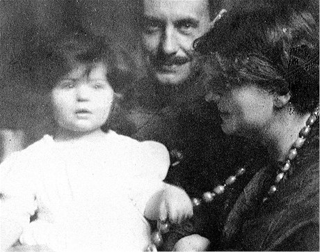 Alma Mahlerová s Gropiem a Manon