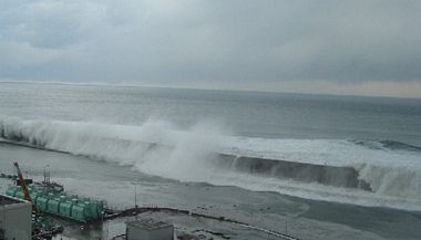 Tsunami zaplavuje arel elektrrny Fukuima. Nov snmky zveejnila spolenost...