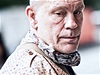 John Malkovich pichází na zkouku Pekelné komedie.