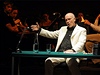 John Malkovich, vpravo sedí dirigent Martin Haselbock.