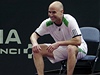 Andre Agassi pi exhibici v Praze jako podava mík.