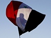 Syan ijící v Jordánsku drí národní vlajku bhem protestu ped syrskou ambasádou