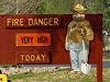 Jaké je dnes nebezpeí poáru? Velmi vysoké, varuje oblíbený maskot americké lesní správy medvd Smokey
