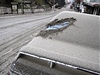 Zapopelené auto v argentinském horském stedisku Carlos de Bariloche po výbuchu sopky Puyehue.