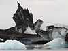 Ledovec u islandského Vatnajokullu je pokrytý popelem ze sopky Grímsvötn