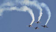 Akrobatická skupina The Flying Bulls Aerobatic Team létající na strojích Zlin 50LX. pedvádla v Pradubicích propracované sestavy 