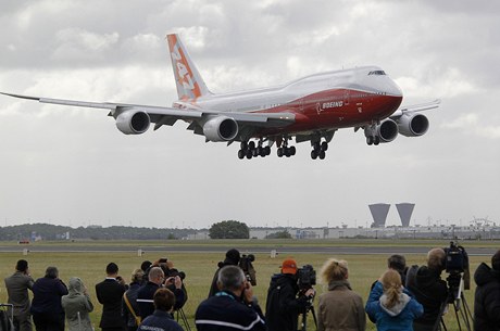 Boeing 747-8  pistává na francouzském letiti Le Bourget.