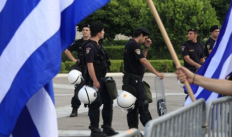 ecký parlament musí ped demonstranty chránit policie