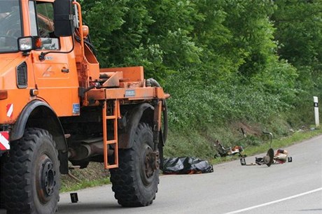 Pi nehod na Brensku zemel mu, který v píkopu sekal trávu. Jeho kolega ho zachytil ramenem acího stroje