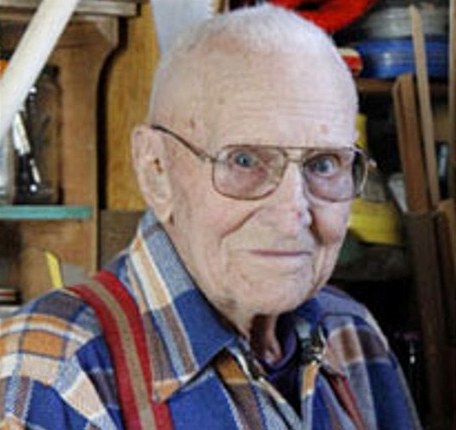 Tém stoletý Amerian Leo Plass dokonil po 80 letech vysokou kolu