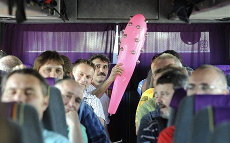 Více ne stovka horník z Ostravska odjela vpodveer temi autobusy z Ostravy do Prahy 