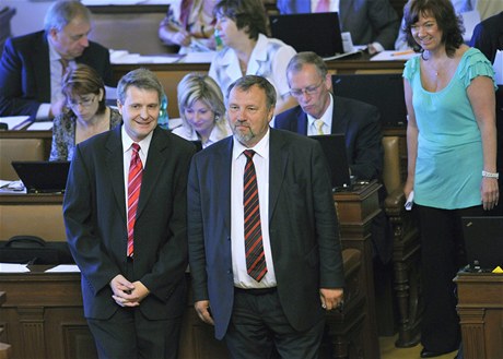Poslanci KSM Stanislav Grospi (vpedu vlevo) a Pavel Kováik (vpedu vpravo) na jednání Poslanecké snmovny 10. ervna v Praze