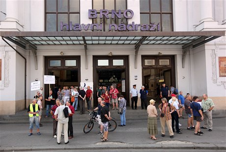 V Brn odborái stávkovali ped hlavním vlakovém nádraí.