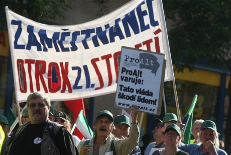 Centrem Prahy se demonstranti dostali a ped úad vlády.
