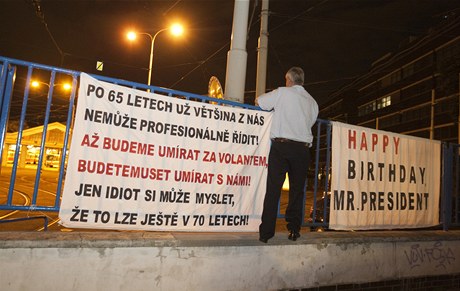 Zamstnanec praského dopravního podniku zavuje transparenty na plot vozovny. Místo se nalo i pro plakát pející prezidentu Václavu Klausovi vechno nejlepí k narozeninám. 