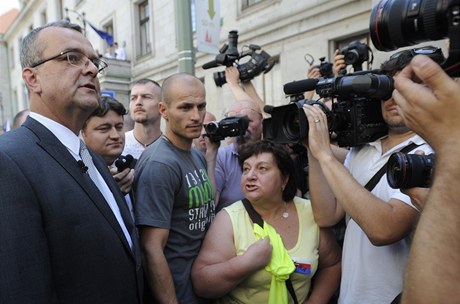 Miroslav Kalousek debatoval s demonstranty, zasahoval antikonfliktní tým.