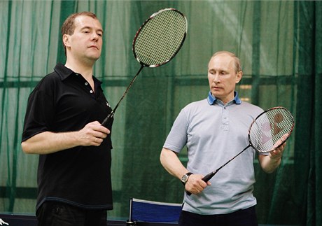 Dmitrij Medvedv a Vladimir Putin hraj badminton