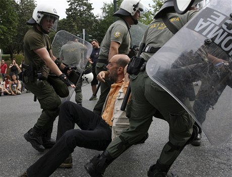 ekové stávkují, policie má plno práce. Rozvánný dav u parlamentu musela rozhánt slzným plynem.