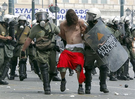 Destky demonstrant policist zadreli.