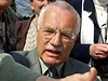 Václav Klaus rozdává podpisy pi slavnostním otevírání lávky ve Stradonicích. Pvodní most zniily srpnové povodn v roce 2002