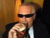 Václav Klaus jako rocker. V rámci pedvolební kampan v roce 2002 navtívil hospodu na Hanspaulce
