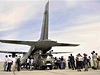 Pekldn transportnch beden z letounu CASA na nkladn automobil na letiti v Khovdu