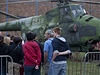 Do starého armádního vrtulníku Mi-4 se lidé nedostali, ale svými tvary vzbuzoval zájem alespo na dálku. 