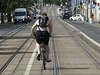 Prázdné tramvajové koleje pily cyklistm vhod.