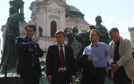 Demonstraci proti naven DPH u knih podpoili i fredaktoi vznamnch eskch denk Dalibor Balnek (LN) a Robert sensk (MfD)