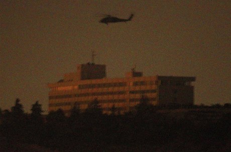 Vrtulnk NATO nad kbulskm hotelem