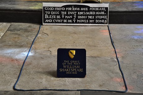 Hrob Williama Shakespearea v kostele Svat trojice. 