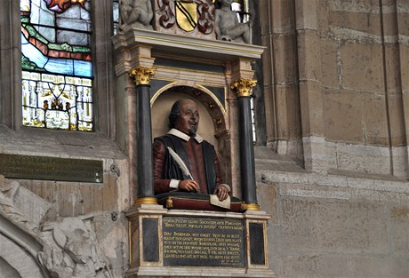 Busta Williama Shakespeara v kostele Svat trojice ve Stratfordu, kde je slavn dramatik pohben. 