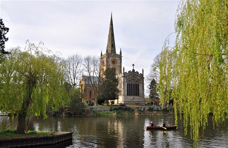Kostel Svat trojice ve Stratfordu, kde je William Shakespeare pohben. 