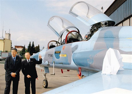 Americk velvyslanec na Slovensku Ronald Weiser (vlevo) prv pedal Rudolfu Schusterovi, tehdy jet radujcmu slovenskmu prezidentovi, vcvikov letadlo Northrop Grumman AT-38B TAlon, dar od prezidenta George Bushe.