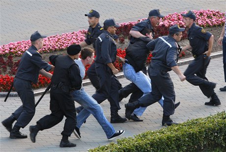 Bloruská policie zatýká úastníky demonstrace. 