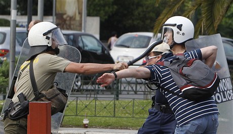 Potyky mezi demonstranty a polici v Atnch. 