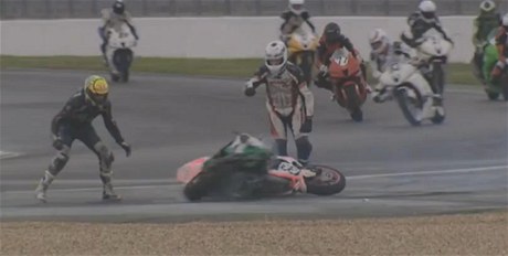 'Tanící' motorky na okruhu Magny-Cours