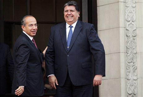 Alan Garca (vpravo) s mexickm prezidentem Calderonem
