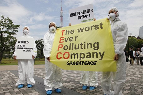 Stoupenci Greenpeace poukazují na odpovdnost japonské spolenosti TEPCO