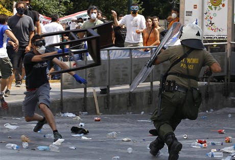 Generální stávka v ecku se zvrhla v násilné protesty