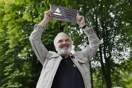 Zdenk Svrák s mosaznou tabulkou, která bude umístna na trenianském most. Kryálová cena ceremoniál nepeila.