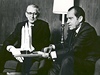 Prezident Richard Nixon (vpravo) a doktor James Fletcher u modelu vesmírného raketoplánu. Projekt raketoplán byl oficiáln zahájen. (5. 1. 1972)