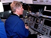 Prezident Bill Clinton v simulátoru kokpitu raketoplánu. (7. 2. 1994)