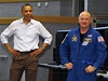 Americký prezident Barack Obama (vlevo) a kapitán raketoplánu Endeavour Mark Kelly. (29. 4. 2011)