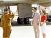 Americký prezident Ronald Reagan s manelkou Nancy pijímají hold od kapitána raketoplánu Columbia Thomase Mattinglyho (vpedu) a pilota Henry Hartsfielda. (4. 7. 1982)